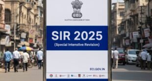 কোলকাতার এক জনবহুল রাস্তায় একটা সাদা বোর্ড, যেখানে নীল ফ্রন্টে বড় করে লেখা– "SIR 2025 ( Special Intensive Revision). বোর্ডের উপরে ভারতের জাতীয় প্রতীক এবং "Election Commission of India" লেখা আছে। বোর্ডটা দু দিক দিয়ে ধাতব স্ট্যান্ডে লাগানো, যা নির্বাচনী সংস্কারের প্রচার চলছে।