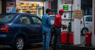 পেট্রোল পাম্পে ভেজাল জ্বালানি বিক্রির দৃশ্য, গাড়ির তেল ভরা এবং বিখ্যাত পিলিং শপ