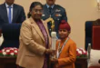 অপারেশন সিঁদুর: শ্রাবণ সিং প্রধানমন্ত্রী বাল পুরস্কার। ভারতের রাষ্ট্রপতি দ্রৌপদী মুর্মুর থেকে সাহসিকতার জন্য প্রধানমন্ত্রী রাষ্ট্রীয় বাল পুরস্কার গ্রহণ করছে ১০ বছরের বালক শ্রাবণ সিং - একটি অয়েল পেইন্টিং ইলাস্ট্রেশন।