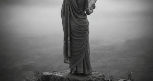 ইতিহাসের পাতায় হারিয়ে যাওয়া সূর্য সেনের সেই অখ্যাত মহানায়িকা কুয়াশাচ্ছন্ন পাহাড়ে দাঁড়িয়ে অতীতের স্মৃতি রোমন্থন করছেন।