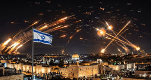 একটি রাতের ছবি, যেখানে আকাশে ড্রোন ও মিসাইল হামলার মুখে জেরুজালেমের ঐতিহাসিক দৃশ্য এবং ইসরায়েলের পতাকা, যা ইরান ও আঞ্চলিক সংঘাতের চরম উত্তেজনাকে নির্দেশ করছে।