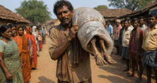 জিতু মুন্ডা কাঁধে প্লাস্টিকে মোড়ানো দিদির কঙ্কাল নিয়ে গ্রামের পথ ধরে হাঁটছেন, কেউনঝর ওড়িশার মর্মান্তিক ঘটনা।