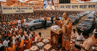 ভণ্ড বাবা বিশাল জনসমাবেশে আশীর্বাদের নামে বিভিন্ন ভক্তদের থেকে উপহারস্বরূপ টাকা ও অন্যান্য সামগ্রী নিচ্ছেন, সামনে বিলাসবহুল নিরাপত্তা গাড়ির সারি, নিজের দামী এসি গাড়ি, হাতে রোলেক্সের ঘড়ি ও অন্ধভক্তদের ভিড়—আর মুখে ত্যাগের মহৎ বাণী।